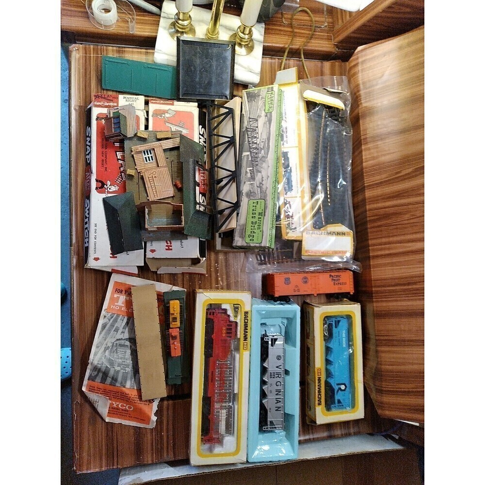 VINTAGE 1970s BACHMANN  TRAIN SET tracks engine cars